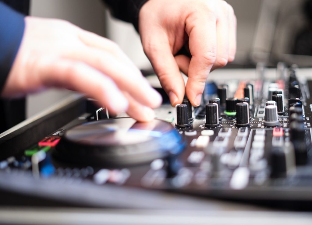 Técnico/a de escenario - DJ