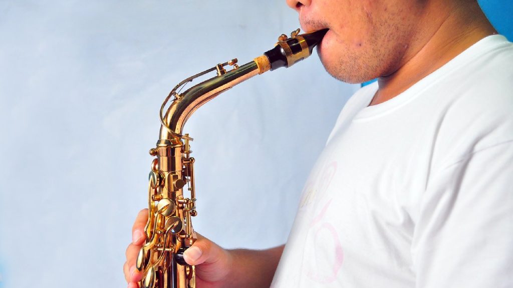 Cómo realizar la embocadura en el saxofón