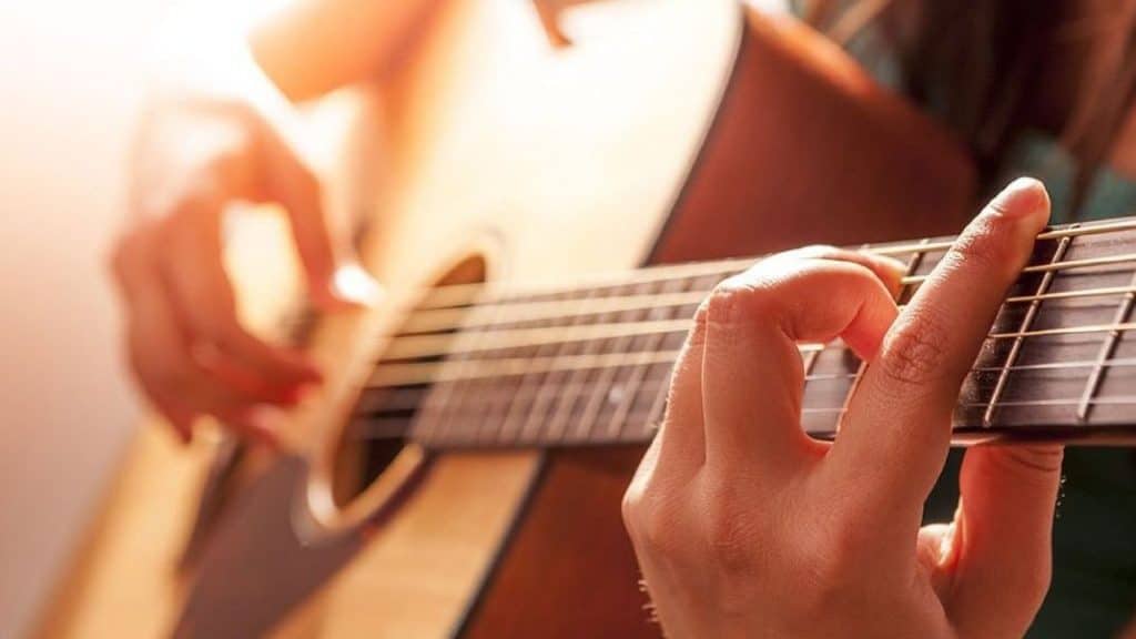 Cómo tocar más rápido la guitarra